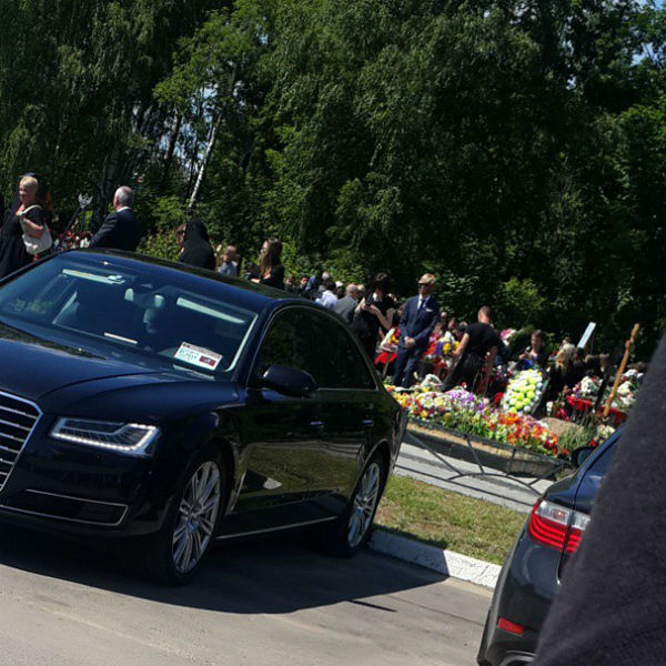 Друзья и поклонники звезды еще долго не покидали кладбище Друзья и поклонники звезды еще долго не покидали кладбище