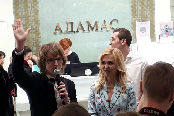Встреча Пелагеи с поклонниками была организована брендом «Адамас», лицом которого стала артистка Встреча Пелагеи с поклонниками была организована брендом «Адамас», лицом которого стала артистка