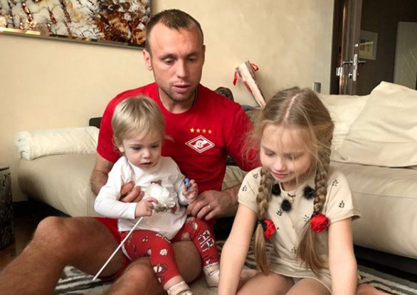 Глушаков хочет, чтобы дочери жили с ним Глушаков хочет, чтобы дочери жили с ним