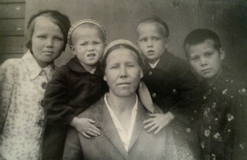 Клавдия Анисимова с близнецами Татой и Геной и старшими детьми еще долго ждали папу с фронта Клавдия Анисимова с близнецами Татой и Геной и старшими детьми еще долго ждали папу с фронта