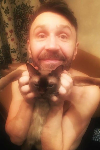 Сергей Шнуров и его кошка Сергей Шнуров и его кошка
