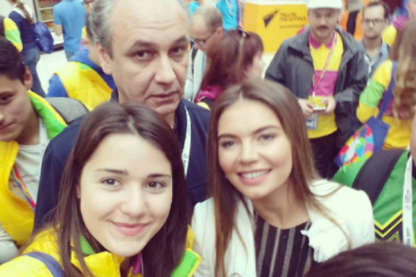 Алина Кабаева с участниками фестиваля Алина Кабаева с участниками фестиваля