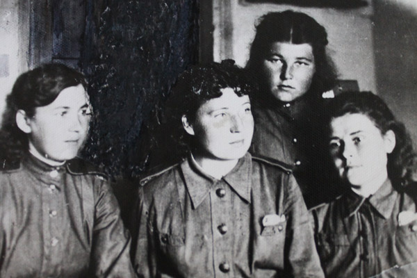 К парадной форме девушки пришивали белые чистые воротнички. Анна Тумайкина на фото в верхнем ряду К парадной форме девушки пришивали белые чистые воротнички. Анна Тумайкина на фото в верхнем ряду