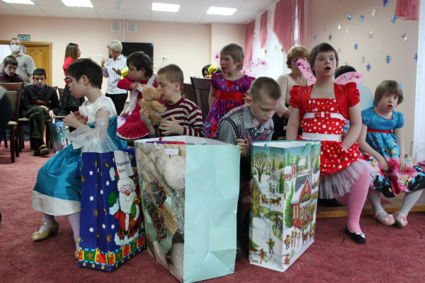 Дети получили подарки и посмотрели выступления юных артистов Студия «Непоседы» и фонд Ксении Алферовой и Егора Бероева «Я есть» поздравили особенных детей с Новым Годом