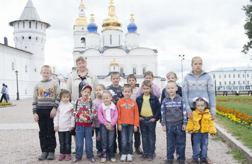 Всем дочерям и сыновьям Лена становится крестной мамой. На фото с 14 приемными детьми: первый ряд, слева направо: Семен (11 лет), Александра (6 лет), Иван (6 лет), Вильдана (6 лет), Вика (5 лет), Леня (9 лет), Тимур (8 лет), Владик (6 лет), Света(5 лет). Вверху: Елена Марат(10 лет), Андрей(9 лет), Вера(9 лет), Ксения(12 лет), Лена(12 лет) Всем дочерям и сыновьям Лена становится крестной мамой. На фото с 14 приемными детьми: первый ряд, слева направо: Семен (11 лет), Александра (6 лет), Иван (6 лет), Вильдана (6 лет), Вика (5 лет), Леня (9 лет), Тимур (8 лет), Владик (6 лет), Света(5 лет). Вверху: Елена Марат(10 лет), Андрей(9 лет), Вера(9 лет), Ксения(12 лет), Лена(12 лет)