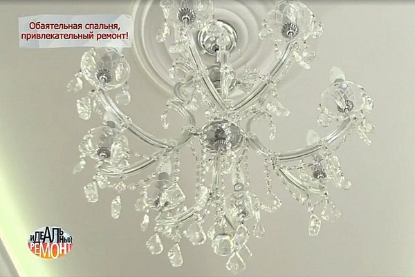 Люстра с подвесками из хрусталя Люстра с подвесками из хрусталя