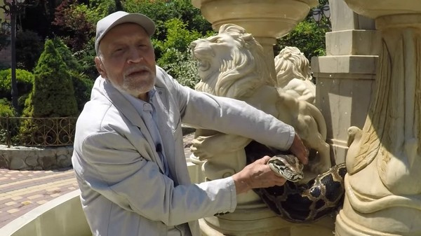 Николай Дроздов совершенно не боится устрашающе выглядящих змей Николай Дроздов совершенно не боится устрашающе выглядящих змей
