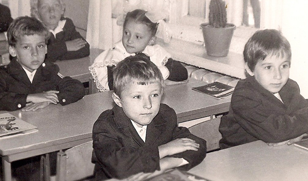 Максим сидел за второй партой (крайний слева) всегда с девочками. 1-й «А» класс, школа №4 города Одесса, 1983 год Максим сидел за второй партой (крайний слева) всегда с девочками. 1-й «А» класс, школа №4 города Одесса, 1983 год