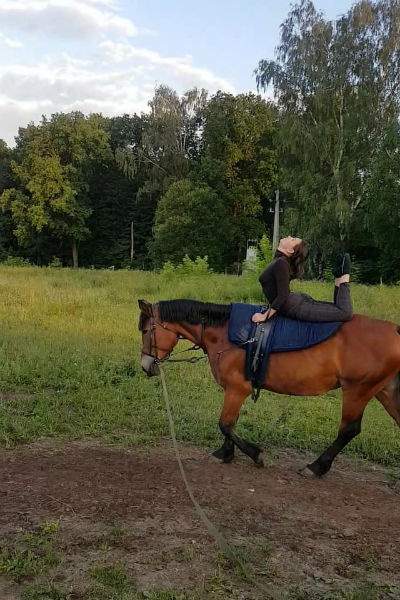 Актриса часами училась верховой езде Актриса часами училась верховой езде