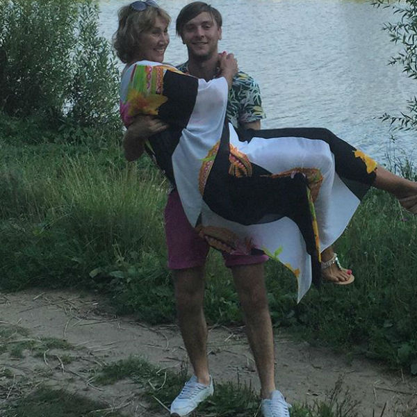 Сын Юрий носит Ларису на руках Сын Юрий носит Ларису на руках