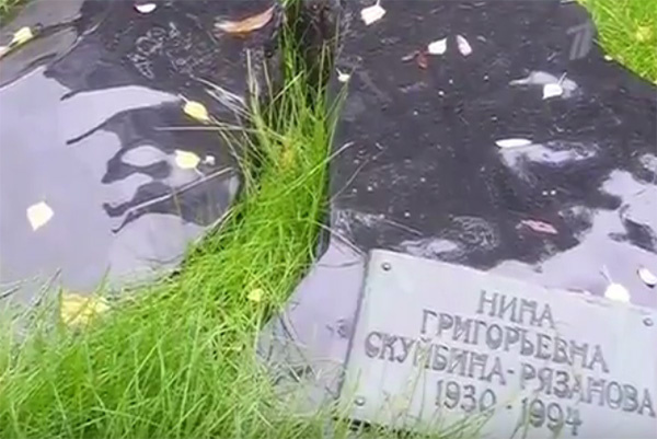 Памятник на могиле второй жены Эльдара Рязанова Памятник на могиле второй жены Эльдара Рязанова