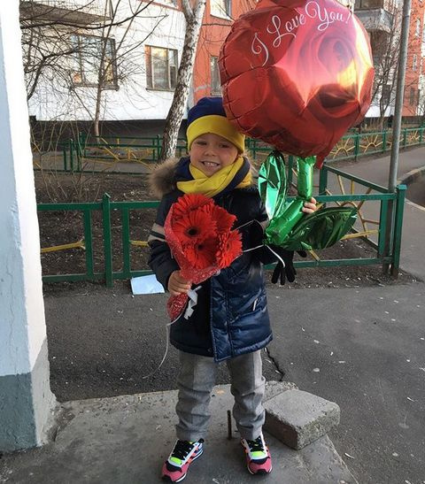 Маленький Тема пошел на праздник к своей подружке Маленький Тема пошел на праздник к своей подружке