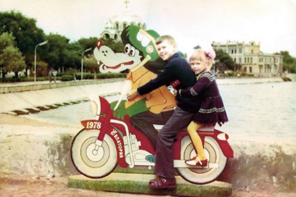 Женя с сестрой Оксаной, 1972 год Женя с сестрой Оксаной, 1972 год
