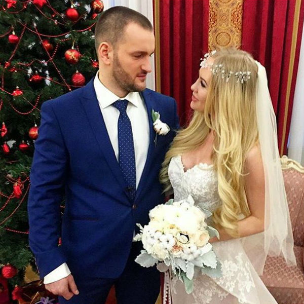 Совсем недавно молодожены смотрели друг на друга влюбленными глазами Совсем недавно молодожены смотрели друг на друга влюбленными глазами