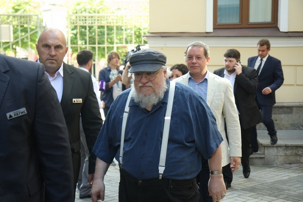 Джордж Мартин охотно отвечал на вопросы журналистов и общался с поклонниками Джордж Мартин охотно отвечал на вопросы журналистов и общался с поклонниками