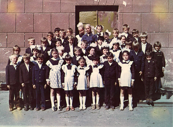 Максим - третий слева в первом ряду. 3-й «А» класс школы №4 города Одесса, 1985 год Максим - третий слева в первом ряду. 3-й «А» класс школы №4 города Одесса, 1985 год
