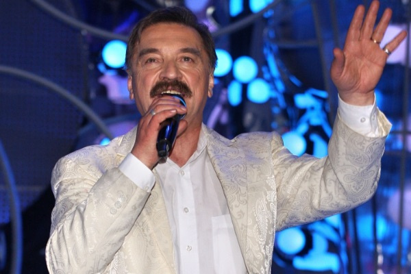 Александр Тиханович работал в ВИА «Верасы» почти 15 лет, после чего создал дуэт «Счастливый случай» Александр Тиханович работал в ВИА «Верасы» почти 15 лет, после чего создал дуэт «Счастливый случай»