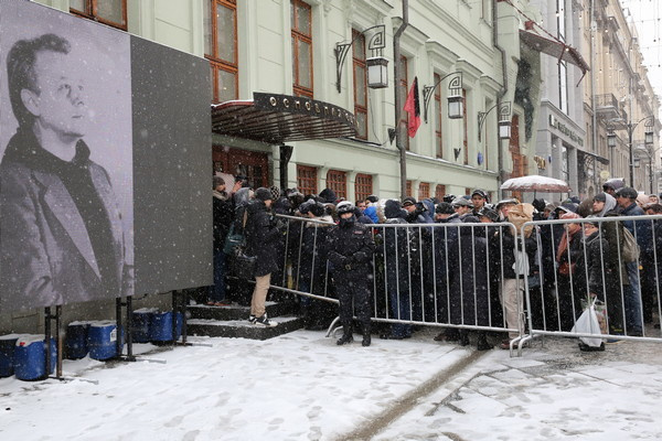 Проститься с актером пришли тысячи его поклонников Проститься с актером пришли тысячи его поклонников