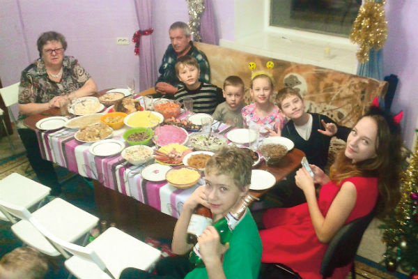 Родители Сергея поздравляют внуков с Новым годом Родители Сергея поздравляют внуков с Новым годом