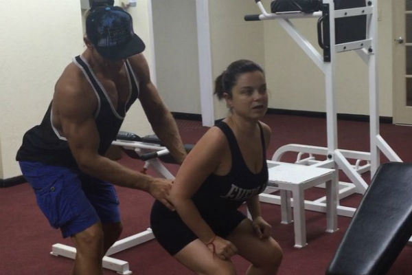 Артист приучает жену к занятиям спортом