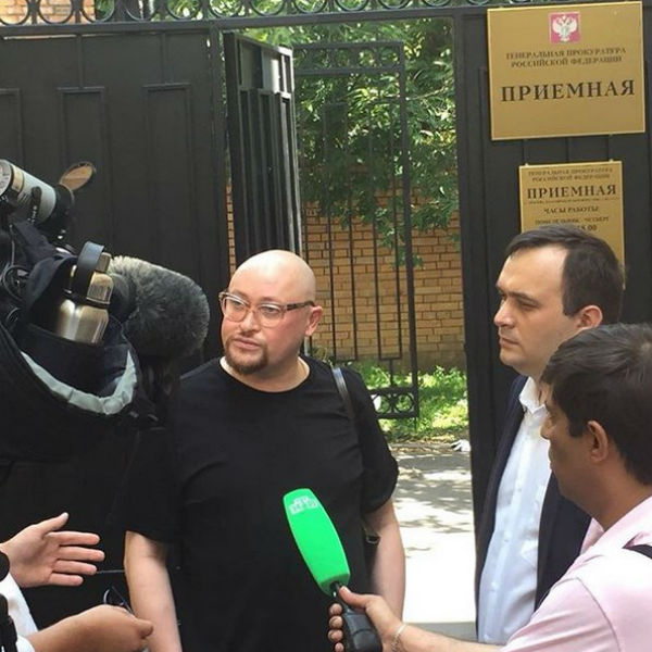 Шура с адвокатом у здания Генеральной прокуратуры Шура с адвокатом у здания Генеральной прокуратуры
