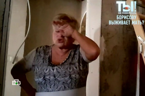 Женщина не может сдержать эмоций во время разговора о дочери Женщина не может сдержать эмоций во время разговора о дочери
