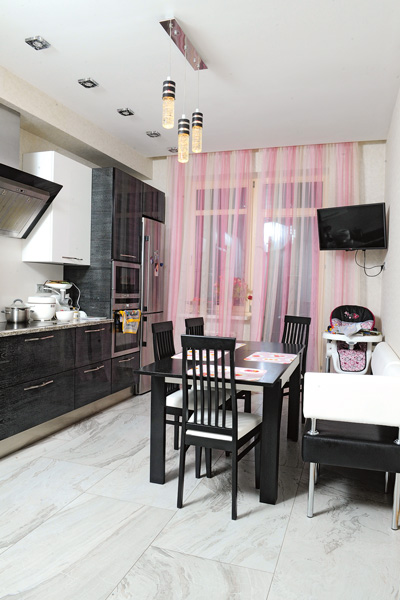 &laquo;Кухонный гарнитур выбирала Роза, чтобы ящики и полки были на удобном для нее уровне: все-таки она хозяйка, ей в первую очередь должно быть комфортно на кухне&raquo;, &ndash; говорит Алексей