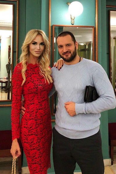 Алексей счастлив с новой избранницей Алексей счастлив с новой избранницей