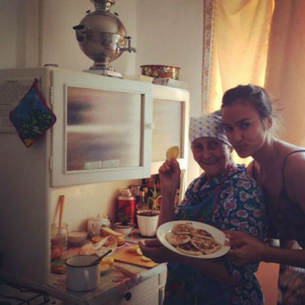 Модель с одной из своих бабушек Модель с одной из своих бабушек