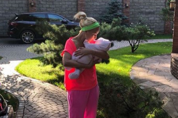 Лера с новорожденной дочерью Машей Лера с новорожденной дочерью Машей