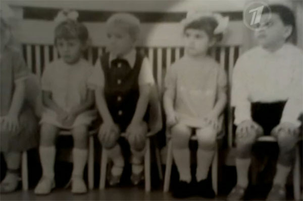 Фото, сделанное в детском саду в 1972 году. Максим Фадеев крайний справа, рядом Марина Фото, сделанное в детском саду в 1972 году. Максим Фадеев крайний справа, рядом Марина