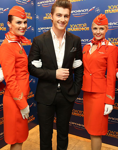 Алексей Воробьев в окружении стюардесс