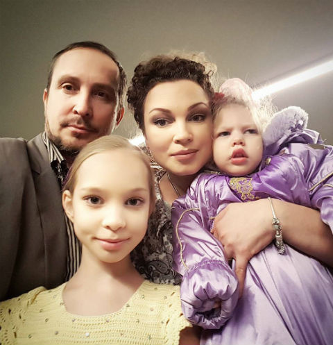 У Александра (настоящее имя звезды) и Натальи подрастают две дочери У Александра (настоящее имя звезды) и Натальи подрастают две дочери