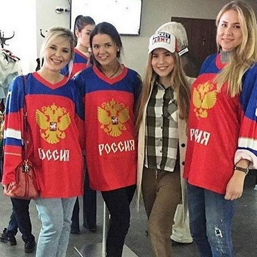 Пелагея с подругами в Ледовом дворце Пелагея с подругами в Ледовом дворце