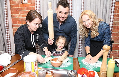 Шеф-повар «Джон Джоли» Русико Шаматава, Сергей Жуков, Ника и Катя готовили с шутками и песнями Шеф-повар «Джон Джоли» Русико Шаматава, Сергей Жуков, Ника и Катя готовили с шутками и песнями