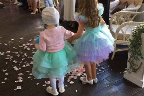 Маленькие девочки осыпали жениха и невесту лепестками роз