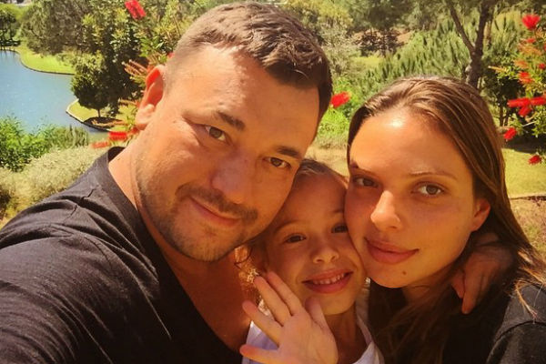 Старшая дочь старается помогать родителям во всем Старшая дочь старается помогать родителям во всем