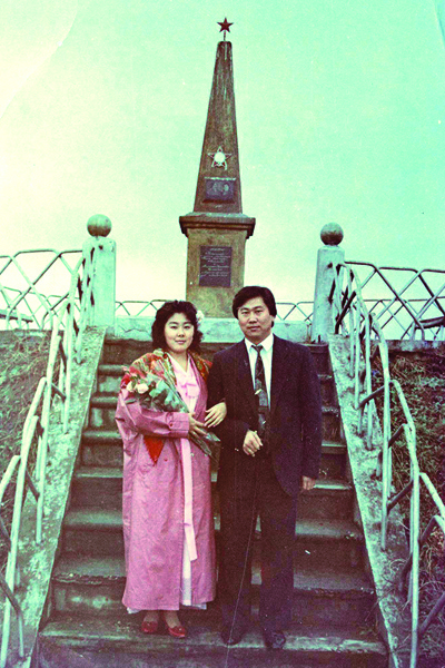 25 лет назад на «свадьбе невесты» в Москве Анита была в традиционном белом, а на «свадьбе жениха» в городе Прохладный нарядилась в корейский национальный костюм 25 лет назад на «свадьбе невесты» в Москве Анита была в традиционном белом, а на «свадьбе жениха» в городе Прохладный нарядилась в корейский национальный костюм