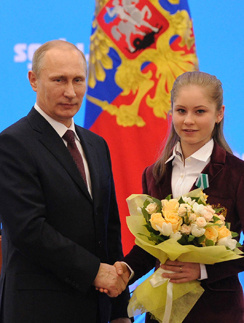 Юлия Липницкая с президентом Владимиром Путиным на церемонии награждения олимпийцев Юлия Липницкая с президентом Владимиром Путиным на церемонии награждения олимпийцев