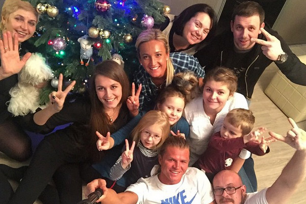 Ольга Бузова с родственниками своего мужа и своими Ольга Бузова с родственниками своего мужа и своими