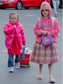 7-летняя Вайолет и 4-летняя Серафина 7-летняя Вайолет и 4-летняя Серафина