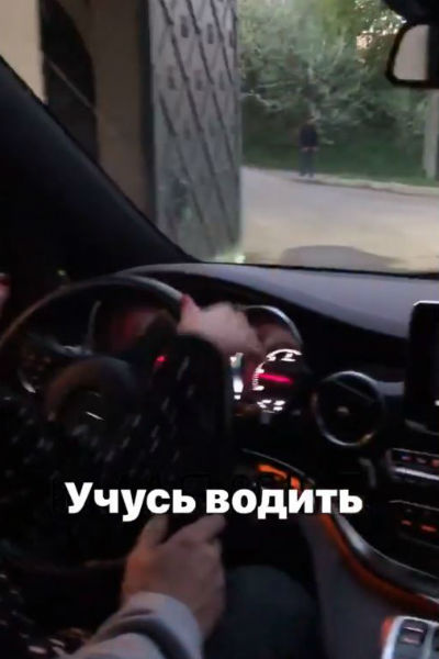 Звездные родители прививают ребенку любовь к авто с раненного возраста Звездные родители прививают ребенку любовь к авто с раненного возраста