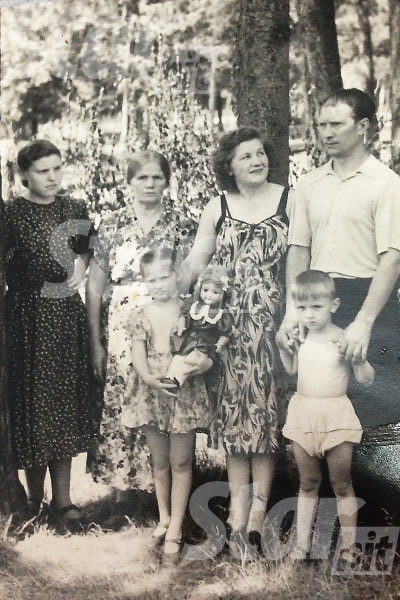 Будущая Примадонна со своими родными: папой Борисом Михайловичем, мамой Зинаидой Архиповной, братом Женей, бабушкой Марией и двоюродной тетей Валентиной Петровной, 1955 год Будущая Примадонна со своими родными: папой Борисом Михайловичем, мамой Зинаидой Архиповной, братом Женей, бабушкой Марией и двоюродной тетей Валентиной Петровной, 1955 год