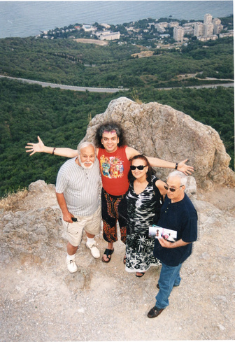 Филипп Киркоров с отцом Бедросом, дядей Гарри и тетей Мари в Крыму, 2002 год