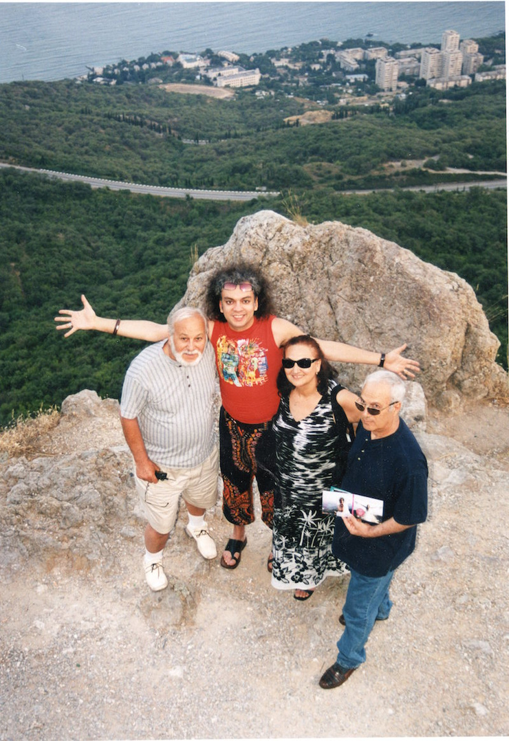Филипп Киркоров с отцом Бедросом, дядей Гарри и тетей Мари в Крыму, 2002 год Филипп Киркоров с отцом Бедросом, дядей Гарри и тетей Мари в Крыму, 2002 год