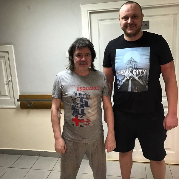 Проходя лечение в больнице, певец не стеснялся фотографироваться с другими пациентами Проходя лечение в больнице, певец не стеснялся фотографироваться с другими пациентами
