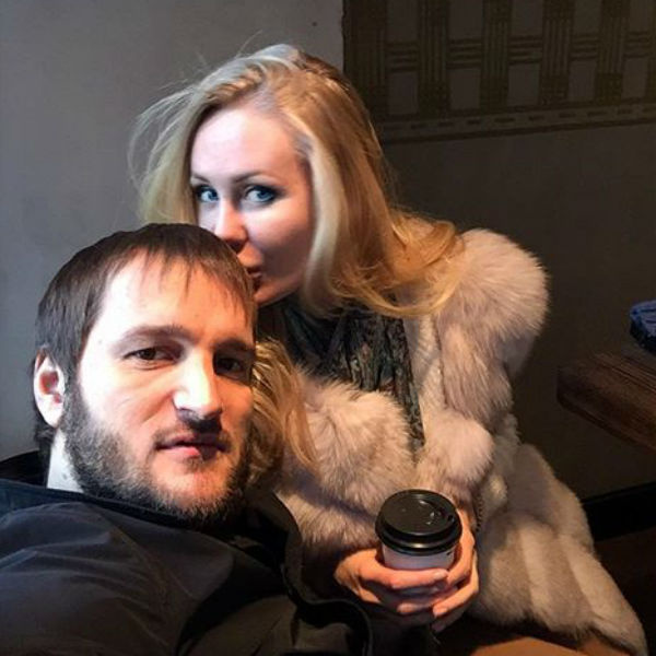 Алексей счастлив рядом со своей возлюбленной Алексей счастлив рядом со своей возлюбленной