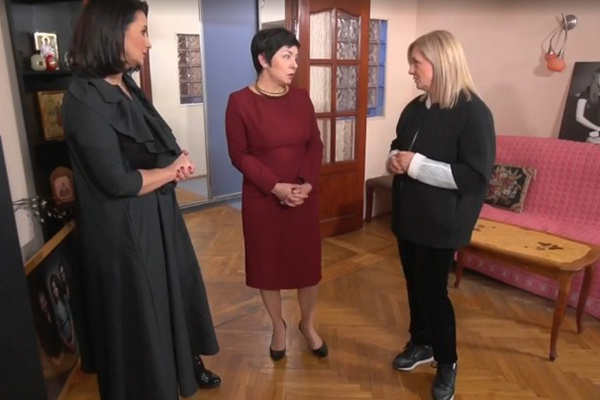 Екатерина Стриженова и ее сестра Виктория Андреянова попросили Наташу Барбье (на фото в центре) помочь с ремонтом Екатерина Стриженова и ее сестра Виктория Андреянова попросили Наташу Барбье (на фото в центре) помочь с ремонтом