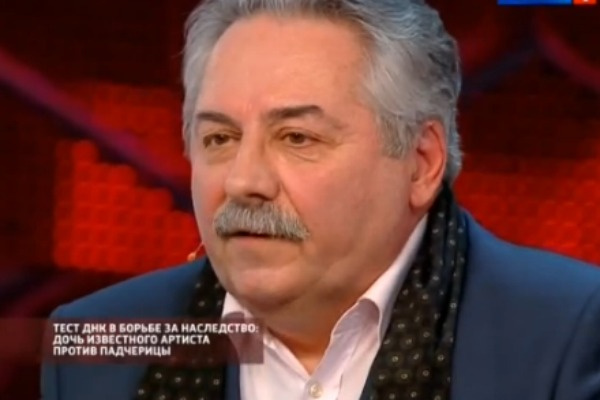 Друзья актера сомневаются в правдивости слов девушки Друзья актера сомневаются в правдивости слов девушки