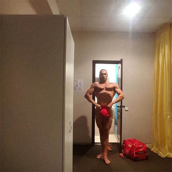 «С наступающим!», - подписал снимок Сергей Глушко, намекая на то, что это подарок для всех дам 